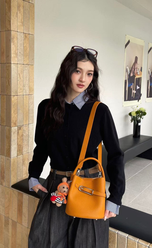Prava kožna bucket torba s vezicom i crossbody remenom – za svakodnevnu uporabu