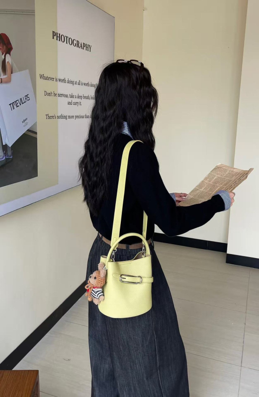 Prava kožna bucket torba s vezicom i crossbody remenom – za svakodnevnu uporabu