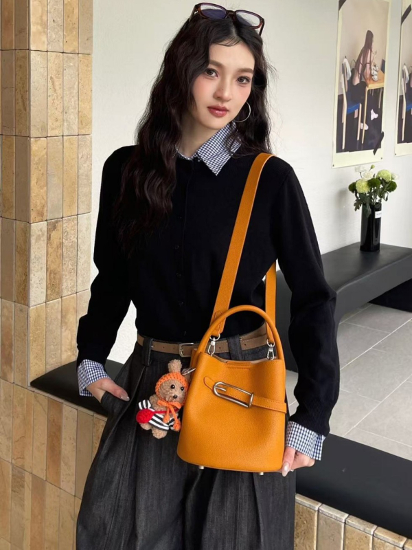Prava kožna bucket torba s vezicom i crossbody remenom – za svakodnevnu uporabu