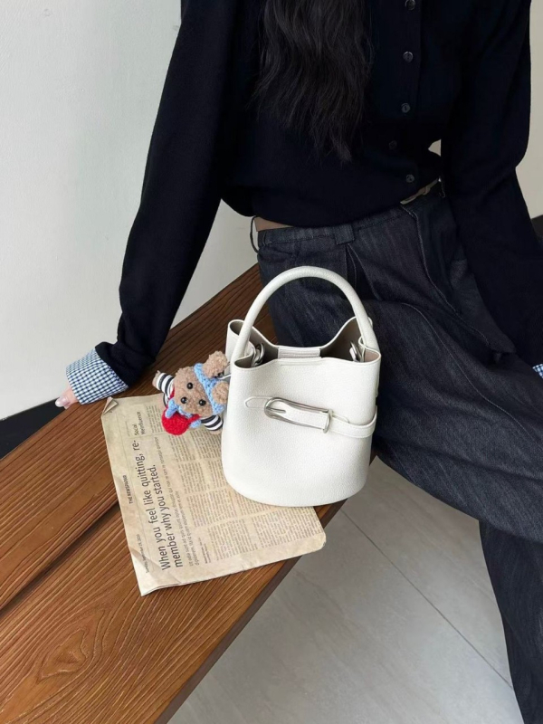 Prava kožna bucket torba s vezicom i crossbody remenom – za svakodnevnu uporabu