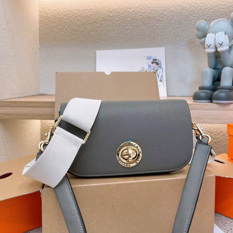 Mini sedlasta torbica od Lychee kože s okretom kopčom, široka naramenica, ženska crossbody torba
