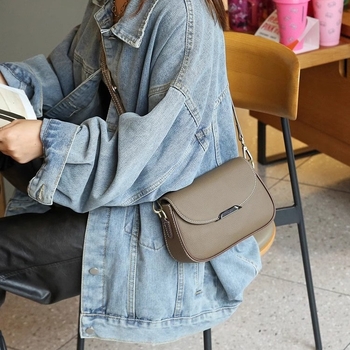 Ženska kožna crossbody torbica s džepom za telefon i novčanik, kompaktni kvadratni oblik