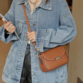 Ženska kožna crossbody torbica s džepom za telefon i novčanik, kompaktni kvadratni oblik