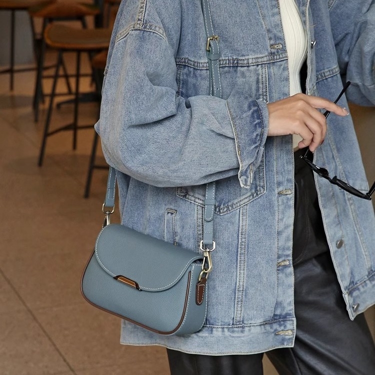 Ženska kožna crossbody torbica s džepom za telefon i novčanik, kompaktni kvadratni oblik