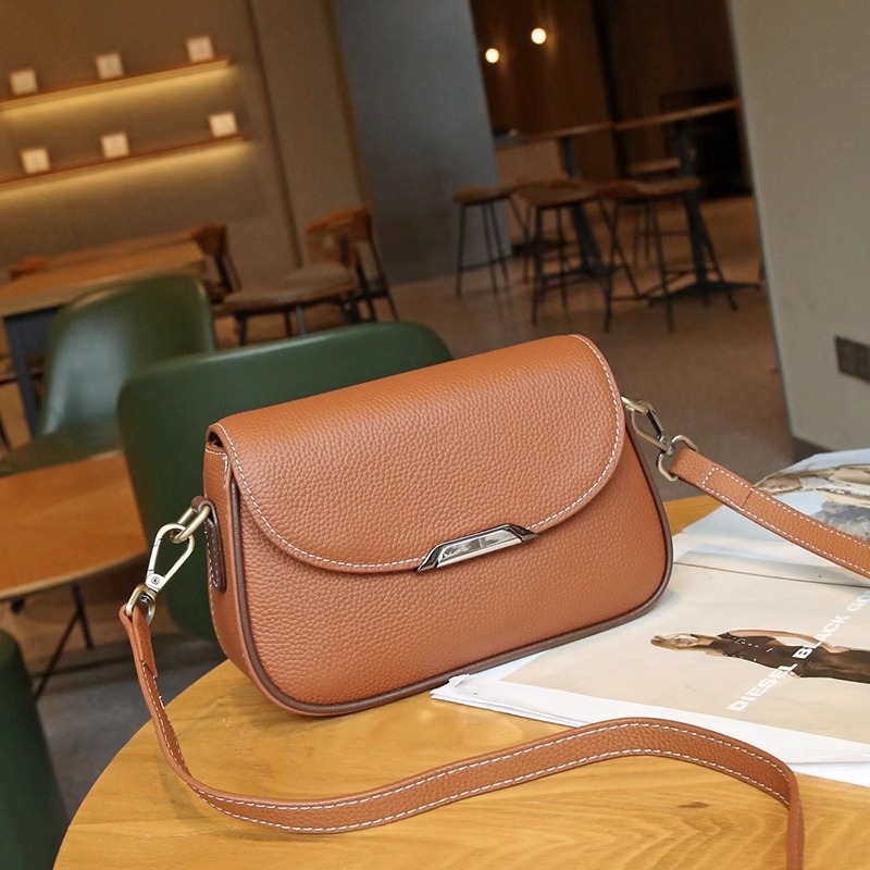 Ženska kožna crossbody torbica s džepom za telefon i novčanik, kompaktni kvadratni oblik