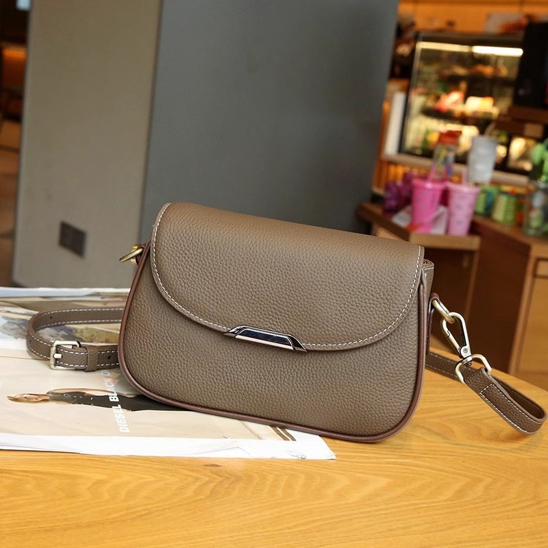 Ženska kožna crossbody torbica s džepom za telefon i novčanik, kompaktni kvadratni oblik