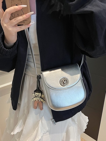 Proljetno-ljetna vintage torba tip sedlo u francuskom stilu, nišna torba preko ramena, crossbody, teksturirana, jednostavna i slatka s cartoon motivom.