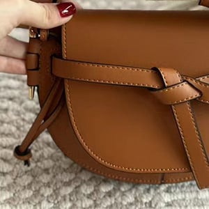 Pujinman ženska torbica tipa sedlo s izvezenim motivom, od prave kože, mala, crossbody preko ramena