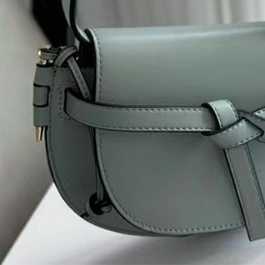 Pujinman ženska torbica tipa sedlo s izvezenim motivom, od prave kože, mala, crossbody preko ramena