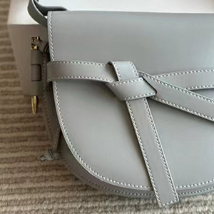 Pujinman ženska torbica tipa sedlo s izvezenim motivom, od prave kože, mala, crossbody preko ramena