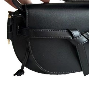 Pujinman ženska torbica tipa sedlo s izvezenim motivom, od prave kože, mala, crossbody preko ramena