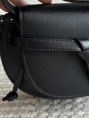 Pujinman ženska torbica tipa sedlo s izvezenim motivom, od prave kože, mala, crossbody preko ramena