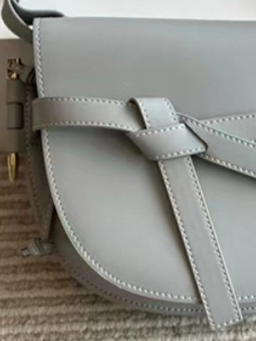 Pujinman ženska torbica tipa sedlo s izvezenim motivom, od prave kože, mala, crossbody preko ramena