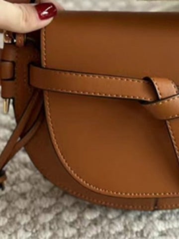 Pujinman ženska torbica tipa sedlo s izvezenim motivom, od prave kože, mala, crossbody preko ramena