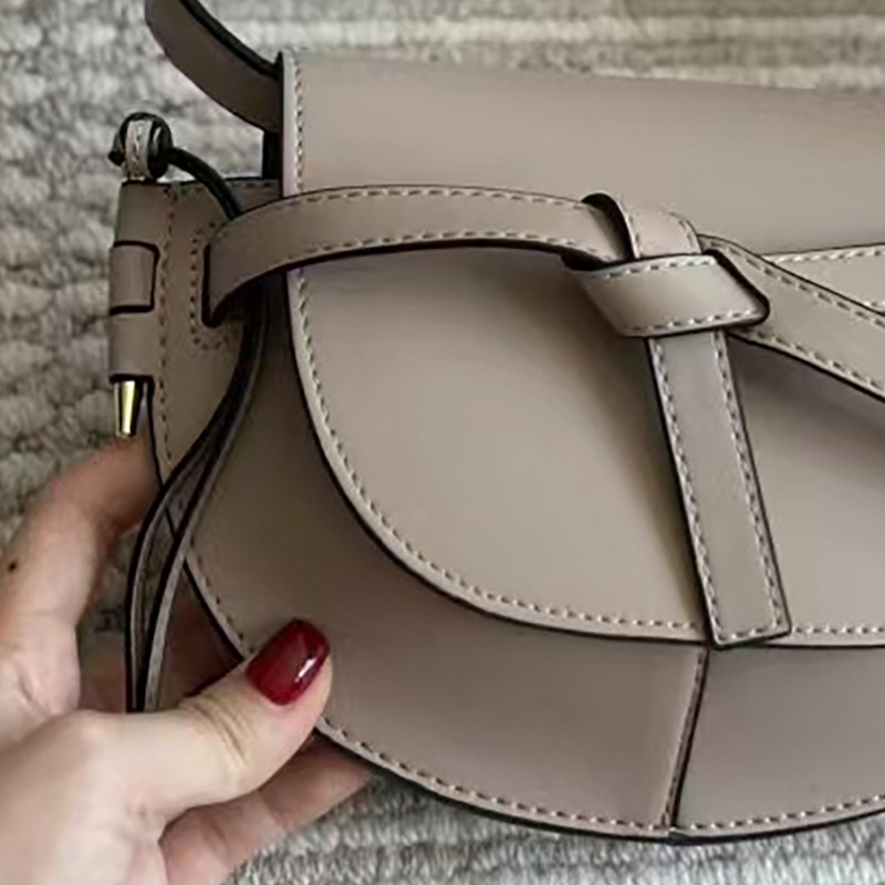Pujinman ženska torbica tipa sedlo s izvezenim motivom, od prave kože, mala, crossbody preko ramena