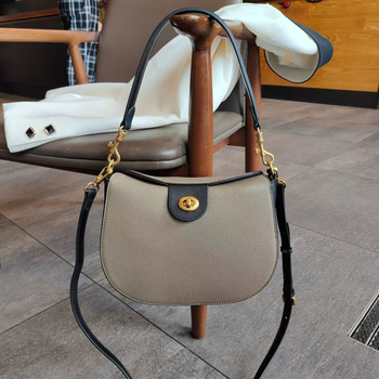 Ženska kožna torbica tipa sedlo, mala crossbody torbica, novi model 2026, polukružni retro stil, teksturirana površina