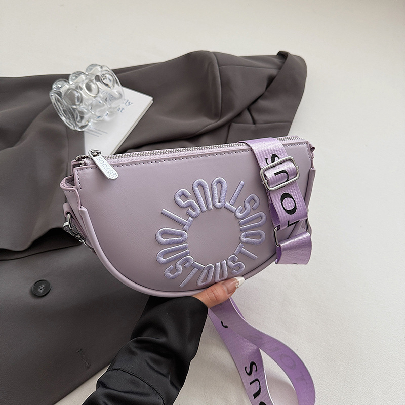 Ukrasno izvezena PU kožna crossbody torba, kompaktna i lagana, u obliku polumjesne sedlovite torbe, s jednom naramenicom
