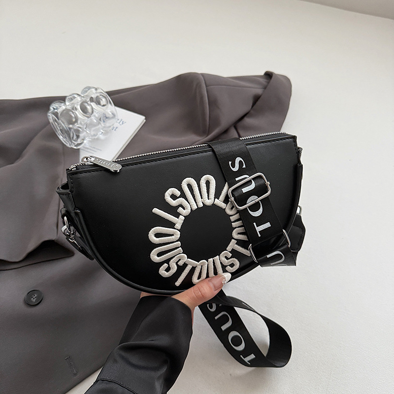 Ukrasno izvezena PU kožna crossbody torba, kompaktna i lagana, u obliku polumjesne sedlovite torbe, s jednom naramenicom