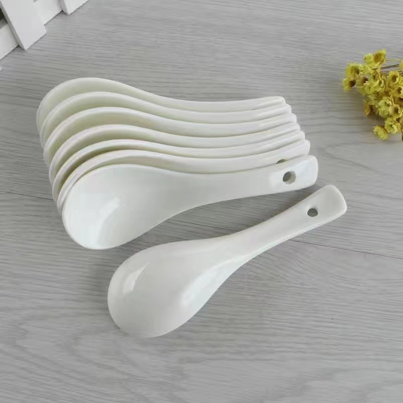 Lingură ceramică albă pentru restaurante, cu mâner extins, lingură de supă cu fund plat.