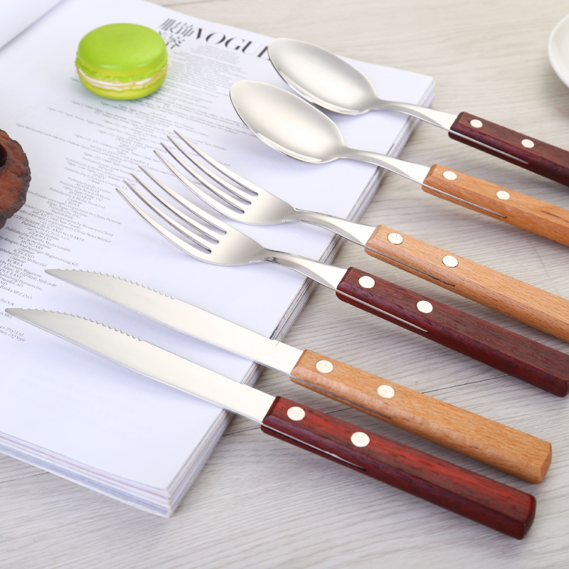 Set de tacâmuri din oțel inoxidabil 304 cu mânere din lemn, stil occidental — include lingură, cuțit pentru steak, furculiță, lingură de supă și lingură de desert