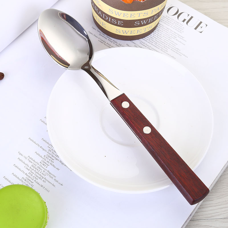Set de tacâmuri din oțel inoxidabil 304 cu mânere din lemn, stil occidental — include lingură, cuțit pentru steak, furculiță, lingură de supă și lingură de desert