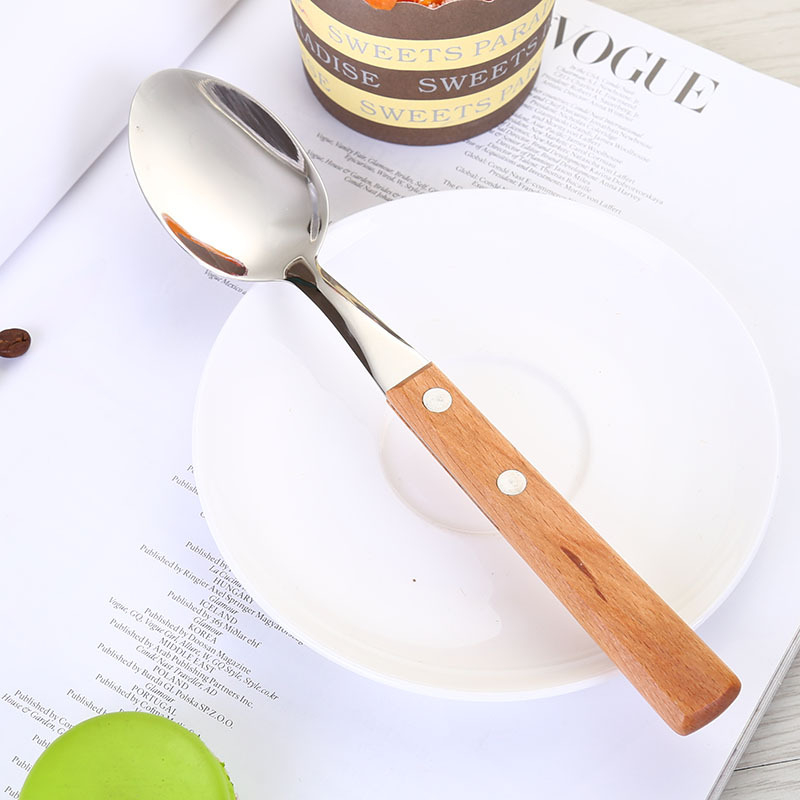 Set de tacâmuri din oțel inoxidabil 304 cu mânere din lemn, stil occidental — include lingură, cuțit pentru steak, furculiță, lingură de supă și lingură de desert