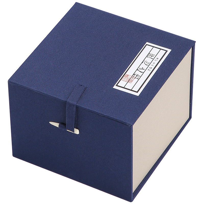Set cadou albastru într-o cutie brocart pentru ceai: ceașcă, ceainic și bol cu capac