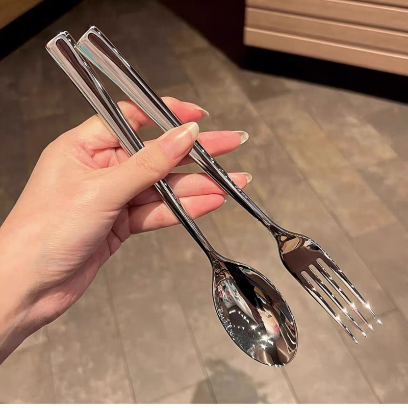 Set tacâmuri din trei piese cu design italian pentru restaurante de steak de lux, oțel inoxidabil 316, lux ușor