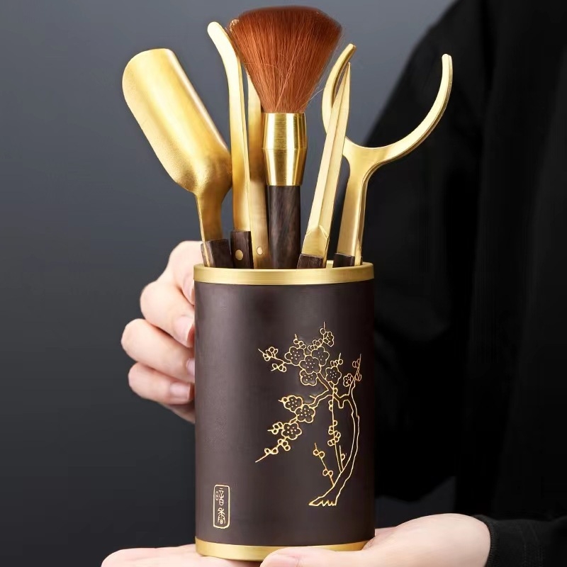 Set pentru ceremonia ceaiului: șase domni și accesorii pentru ceai, clește pentru ceai, ac pentru ceai, cuțit pentru ceai și alte unelte de preparare.