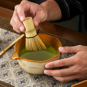 Set japonez pentru ceremonialul de matcha: tel din bambus, perie, bol pentru matcha și suport de amestecare