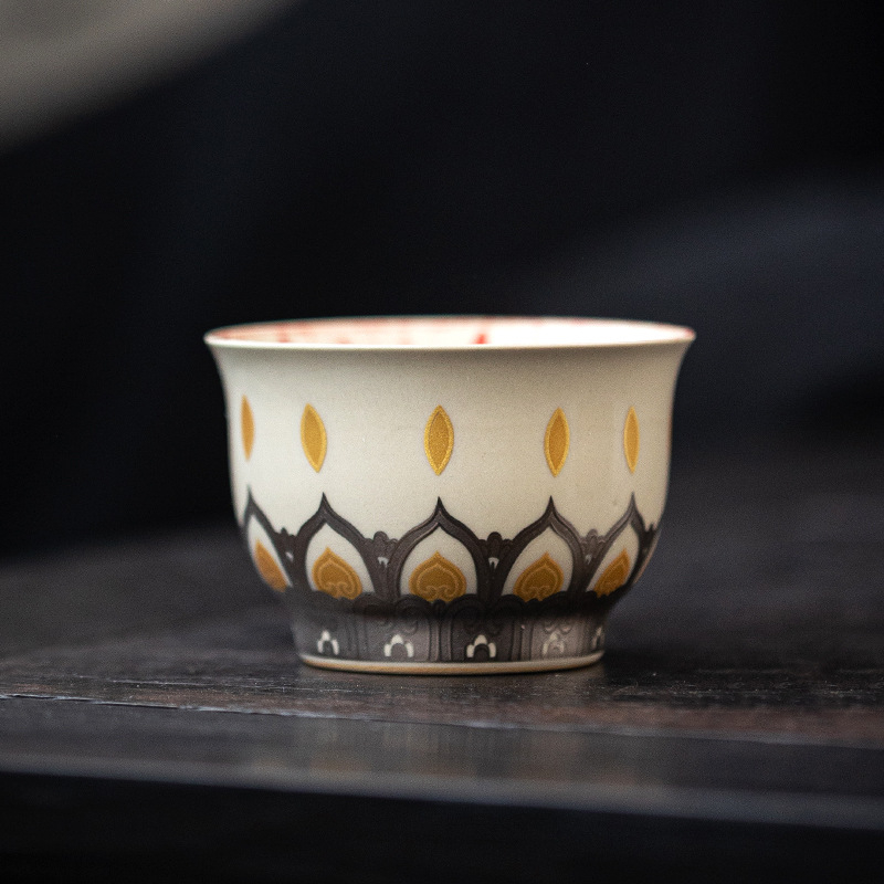 Ceașcă ceramică cu lotus – unică, pentru degustare personală de ceai Gongfu