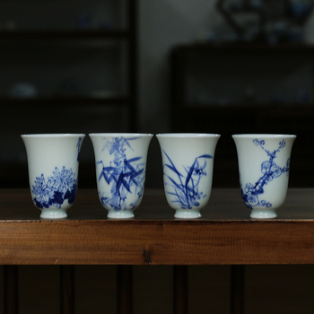 Ceai albastru-alb pictat manual cu motive de prun, orhidee, bambus și crizantemă — ceramică Jingdezhen, culoare sub glazură, ceașcă Four Friends, cadou