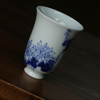 Ceai albastru-alb pictat manual cu motive de prun, orhidee, bambus și crizantemă — ceramică Jingdezhen, culoare sub glazură, ceașcă Four Friends, cadou