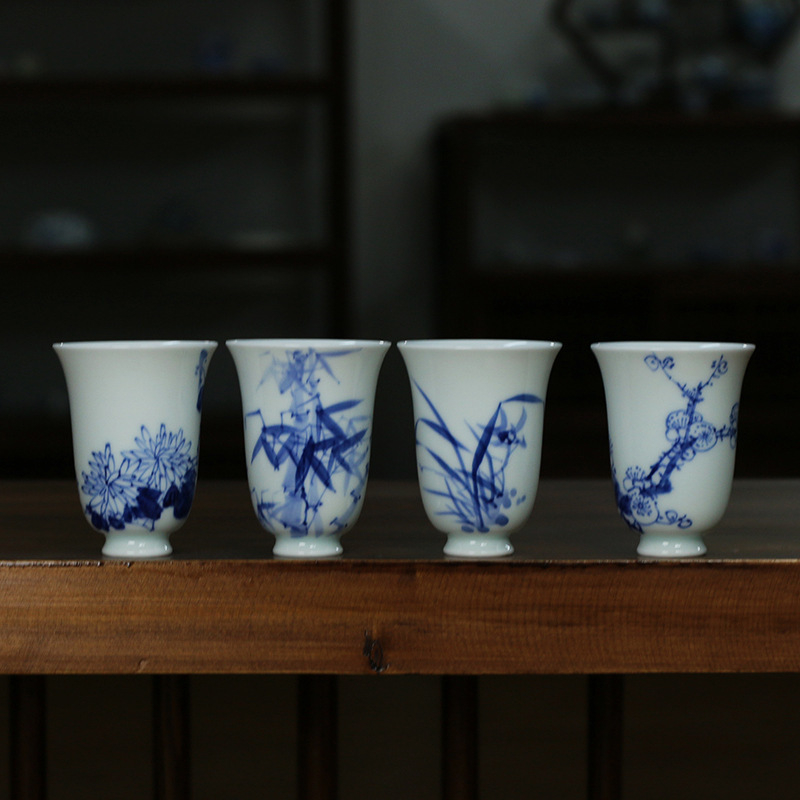 Ceai albastru-alb pictat manual cu motive de prun, orhidee, bambus și crizantemă — ceramică Jingdezhen, culoare sub glazură, ceașcă Four Friends, cadou
