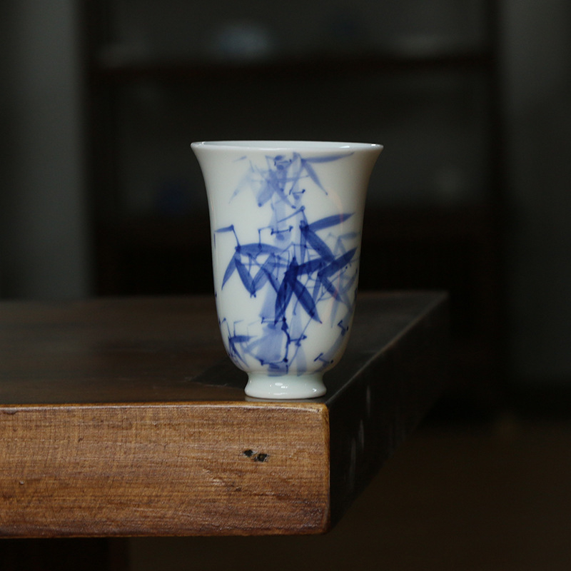 Ceai albastru-alb pictat manual cu motive de prun, orhidee, bambus și crizantemă — ceramică Jingdezhen, culoare sub glazură, ceașcă Four Friends, cadou