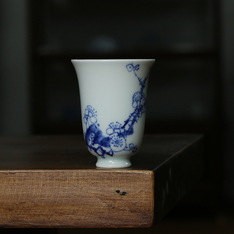 Ceai albastru-alb pictat manual cu motive de prun, orhidee, bambus și crizantemă — ceramică Jingdezhen, culoare sub glazură, ceașcă Four Friends, cadou