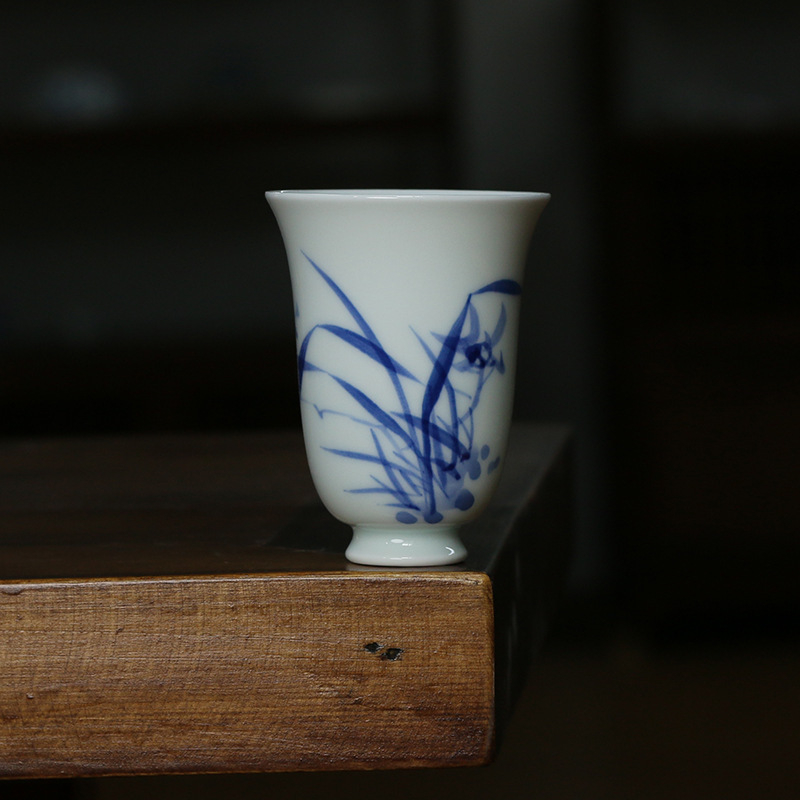 Ceai albastru-alb pictat manual cu motive de prun, orhidee, bambus și crizantemă — ceramică Jingdezhen, culoare sub glazură, ceașcă Four Friends, cadou