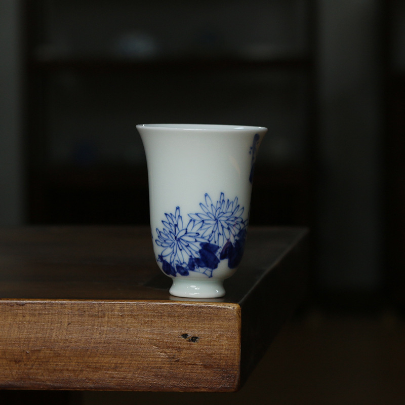 Ceai albastru-alb pictat manual cu motive de prun, orhidee, bambus și crizantemă — ceramică Jingdezhen, culoare sub glazură, ceașcă Four Friends, cadou