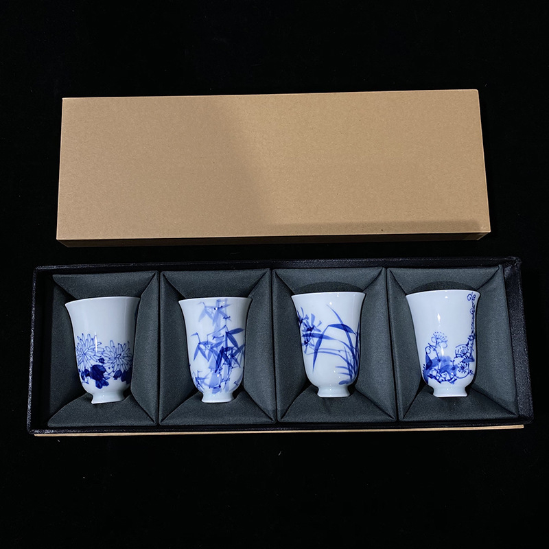 Ceai albastru-alb pictat manual cu motive de prun, orhidee, bambus și crizantemă — ceramică Jingdezhen, culoare sub glazură, ceașcă Four Friends, cadou