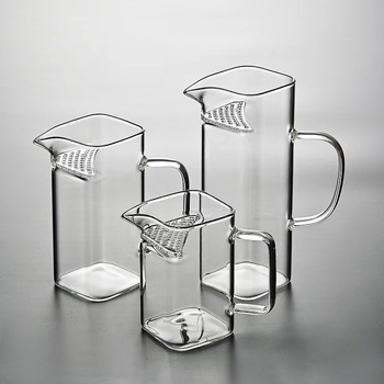 Căniță pătrată, în formă de semicerc, din sticlă borosilicată, rezistentă la temperaturi înalte, ceașcă pentru separarea ceaiului de apă cu mâner