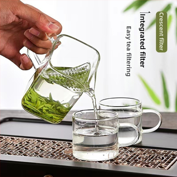 Căniță pătrată, în formă de semicerc, din sticlă borosilicată, rezistentă la temperaturi înalte, ceașcă pentru separarea ceaiului de apă cu mâner