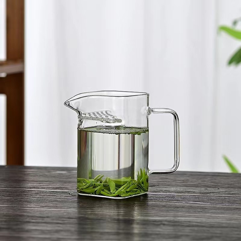 Căniță pătrată, în formă de semicerc, din sticlă borosilicată, rezistentă la temperaturi înalte, ceașcă pentru separarea ceaiului de apă cu mâner
