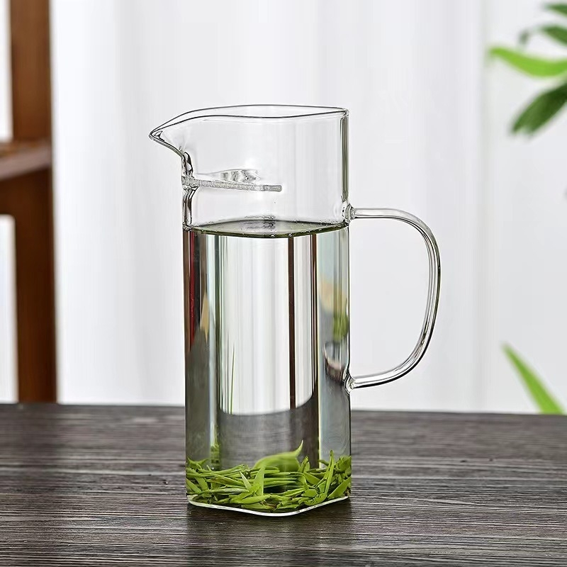 Căniță pătrată, în formă de semicerc, din sticlă borosilicată, rezistentă la temperaturi înalte, ceașcă pentru separarea ceaiului de apă cu mâner