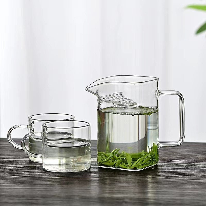 Căniță pătrată, în formă de semicerc, din sticlă borosilicată, rezistentă la temperaturi înalte, ceașcă pentru separarea ceaiului de apă cu mâner