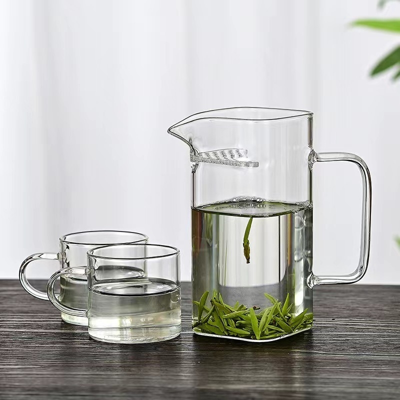 Căniță pătrată, în formă de semicerc, din sticlă borosilicată, rezistentă la temperaturi înalte, ceașcă pentru separarea ceaiului de apă cu mâner