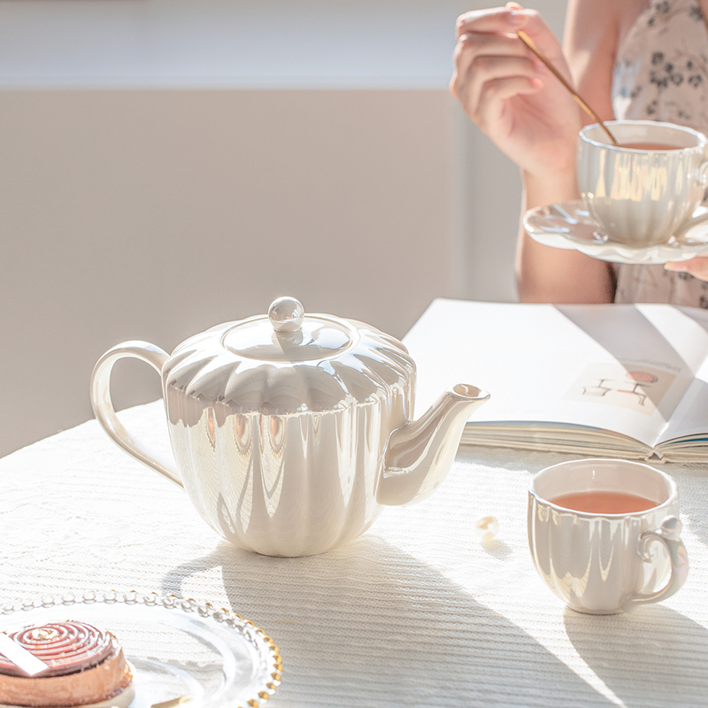Ceainic ceramic cu luciu perlat și motiv floral – set de ceai pentru acasă, ceai de după-amiază în stil britanic