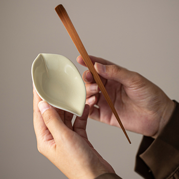 Lingură de ceai ceramică, lucrată manual, în nuanțe de albastru cerului și galben, design proaspăt și minimalist, lingură de ceai monocromă, instrument unic pentru ceremonia ceaiului