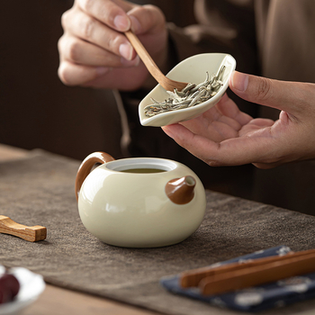 Lingură de ceai ceramică, lucrată manual, în nuanțe de albastru cerului și galben, design proaspăt și minimalist, lingură de ceai monocromă, instrument unic pentru ceremonia ceaiului