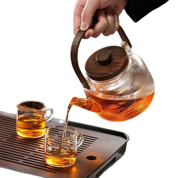 Ceainic din sticlă borosilicată înaltă, cu dungi verticale, capac din lemn de nuc, culoare cenușiu fumuriu, rezistent la temperaturi înalte
