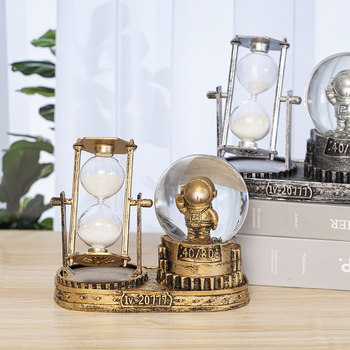 Sferă de cristal luminoasă cu astronaut și clepsidră – ornament de birou, cadou pentru băieți și elevi